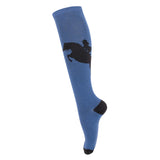 Quatre chaussettes blanches sautant des chaussettes hautes de silhouette de cheval